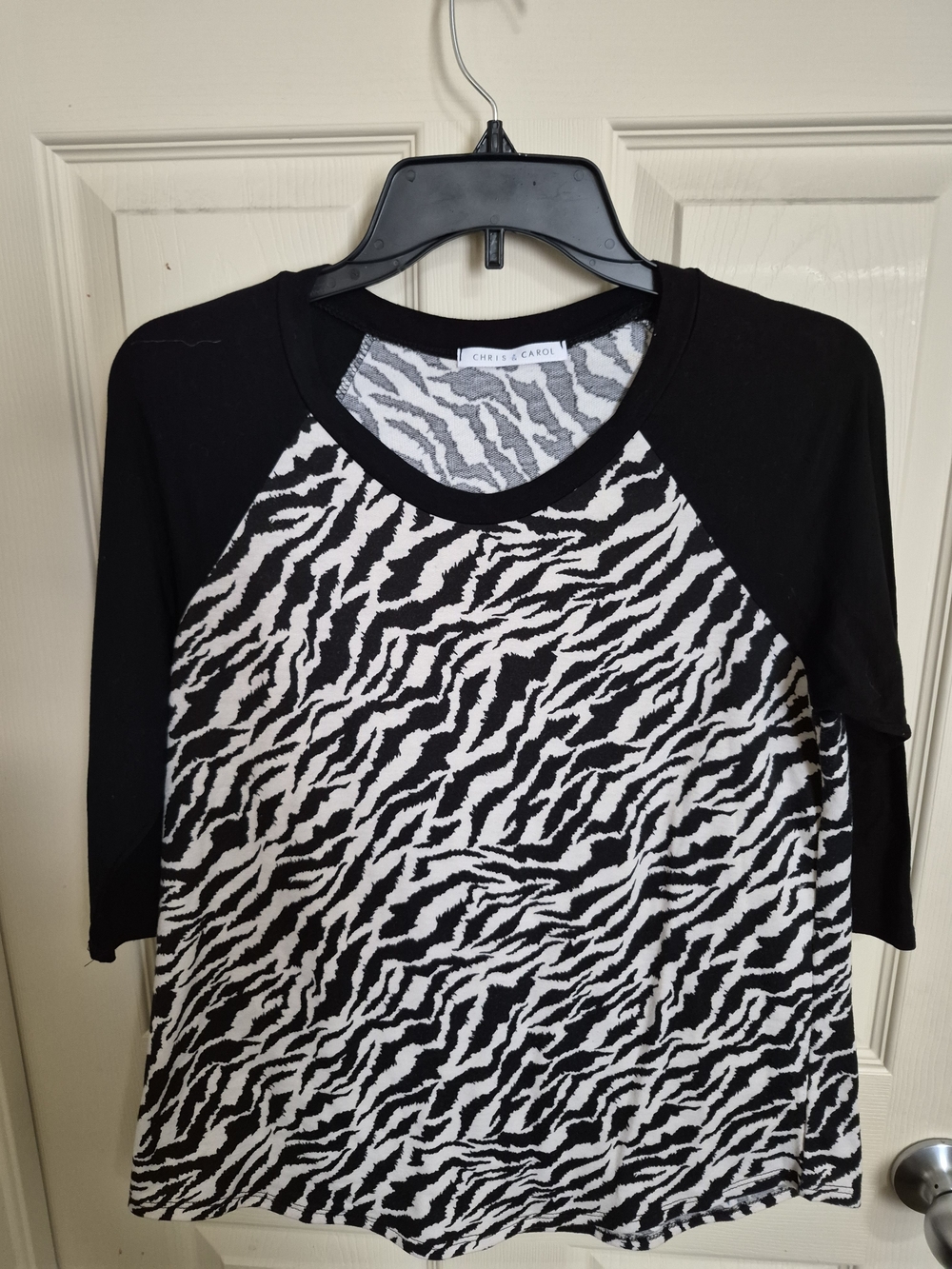 Size M Chris & Carol Black and White Zebra Raglan Long Sleeve Top
